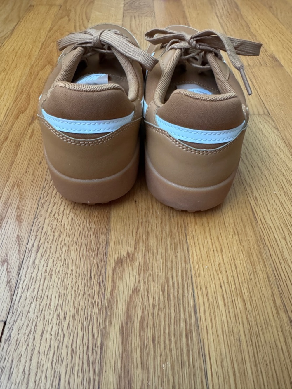 Nike women’s size 8.5 Terra Manta sneakers EUC comes with box - Picture 5 of 7